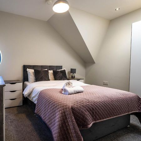 Three Bed Apartment Sleeps 5 In Botanic Белфаст Екстериор снимка