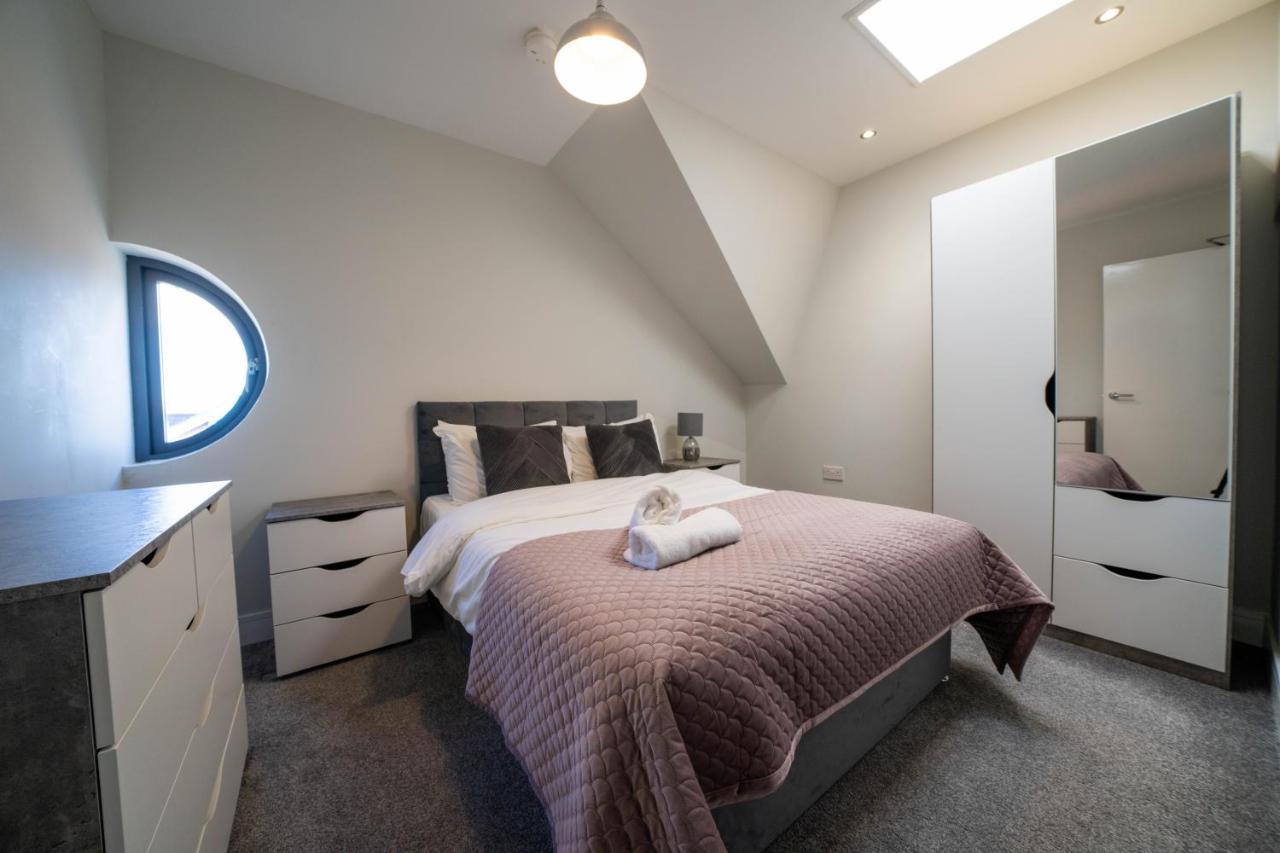 Three Bed Apartment Sleeps 5 In Botanic Белфаст Екстериор снимка
