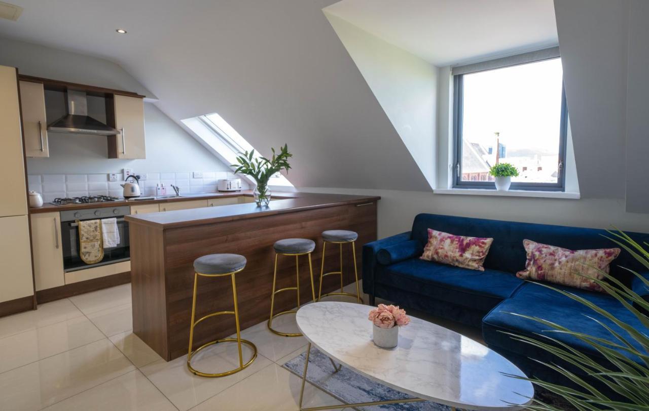 Three Bed Apartment Sleeps 5 In Botanic Белфаст Екстериор снимка