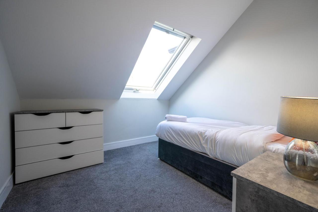 Three Bed Apartment Sleeps 5 In Botanic Белфаст Екстериор снимка